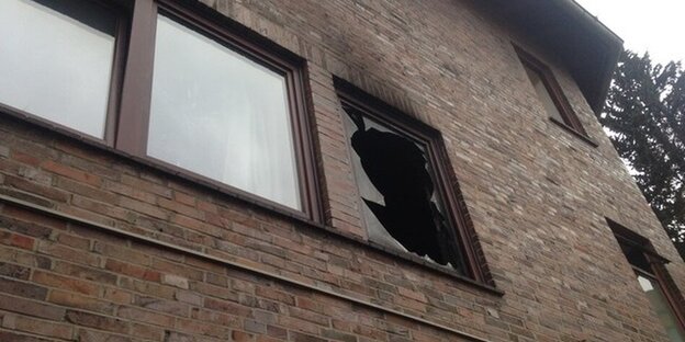 Ein zerstörtes und verkohltes Fenster.