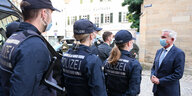 Baden-Württembergs Innenmisnister Thomas Strobl mit Polizistinnen.