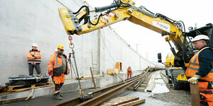 Bauarbeiter legen die ersten Schienen für die Tunnel des Bahnprojekts Stuttgart21
