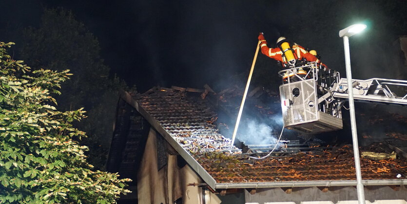 Feuerwehr löscht künftige Flüchtlingsunterkunft in Remchingen