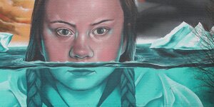 Ein Wandgemälde das Greta Thunberg zeigt.