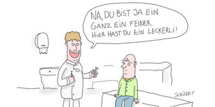 Karikatur: Ein Arzt sagt zu einem Mann, der auf einer Liege sitzt: "Na du bist ja ein ganz Feiner. Hier hast du ein Leckerli."