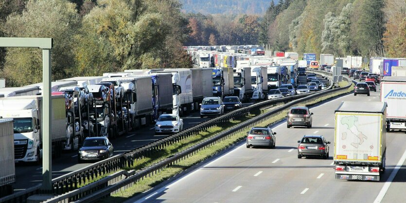 LKW-Stau auf einer Autobahn.