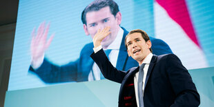 Sebastian Kurz winkt.