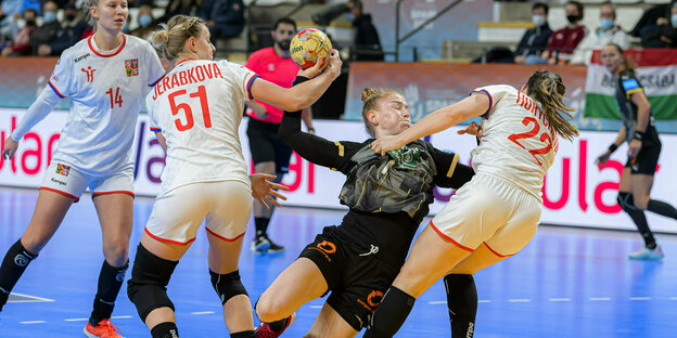 Eine deutsche Handballerin versucht sich gegen drei tschechische Spielerinnen durchzusetzen