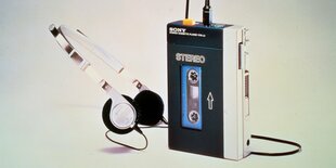 Ein Walkman mit Kopfhörern.