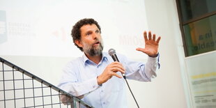 Osman Kavala mit Mikrofon.