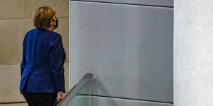 Angela Merkel von hinten aufgenommen verlässt den Bundestag