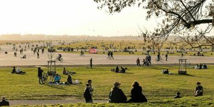 Blick über das Tempelhofer Feld auf dem viele Menschen unterwegs sind