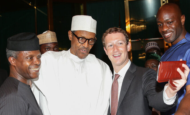 Mark Zuckerberg macht ein Selfie mit Muhammadu Buhari