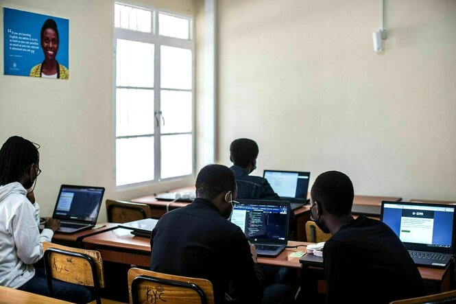 Studierende sitzen im Klassenzimmer an ihren Rechnern