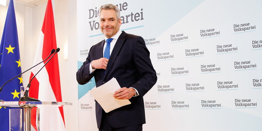 Karl Nehammer bei einer Pressekonferenz mit Manuskript in der Hand