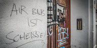 "Airbnb ist scheiße!", steht an einer Hauswand eines typischen Berliner Mietshauses
