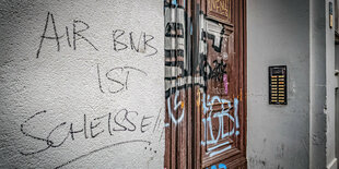 "Airbnb ist scheiße!", steht an einer Hauswand eines typischen Berliner Mietshauses