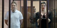 Maxim Snak und Maria Kolesnikowa hinter einem Gitter.