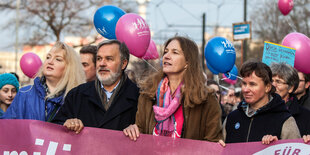 Menschen auf einer Demonstration.