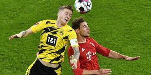 Marco Reus und Leon Goretzka steigen zum Kopfballduell hoch