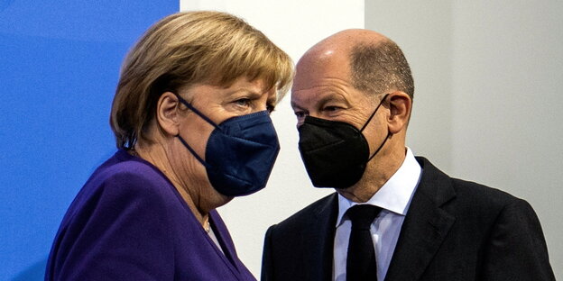Angela Merkel und Olaf Scholz mit Masken.