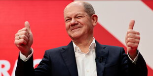 SPD-Kanzlerkandidat Olaf Scholz hält seine Daumen nach oben.