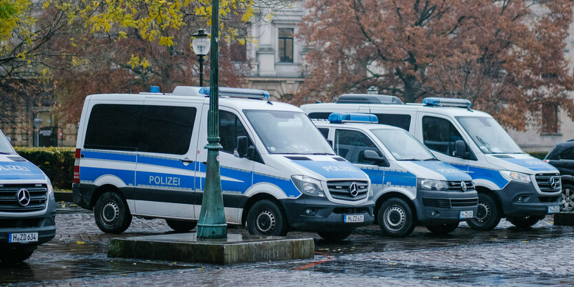 parkende Mannschaftswagen der Polizei