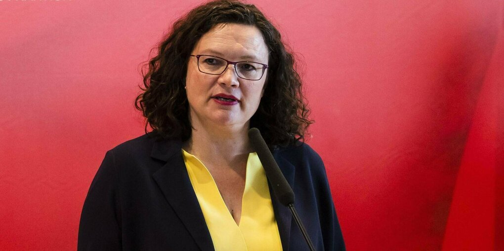 Andrea Nahles spricht vor einer roten Wand