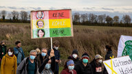 Klima-Demo in Lützerath mit den Fotos der ParteichefInnen von SPD, FDP und Grünen. Keine Kohle mehr - steht daneben