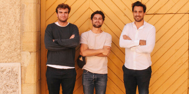 Die drei FLEE-Macher Carl Ahnebrink, Olivier Duport und Alan Marzo stehen an einer gelben Tür Die drei FLEE-Macher Carl Ahnebrink, Olivier Duport und Alan Marzo stehen an einer gelben Tür