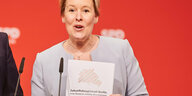Das Bild zeigt die Landesvorsitzende der Berliner SPD mit dem Koalitionsvertrag in ihren Händen.