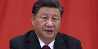 Xi Jinping vor rotem Hintergrund