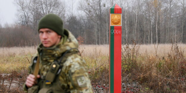 Einsamer ukrainischer Soldat an der Grenze zu Belarus