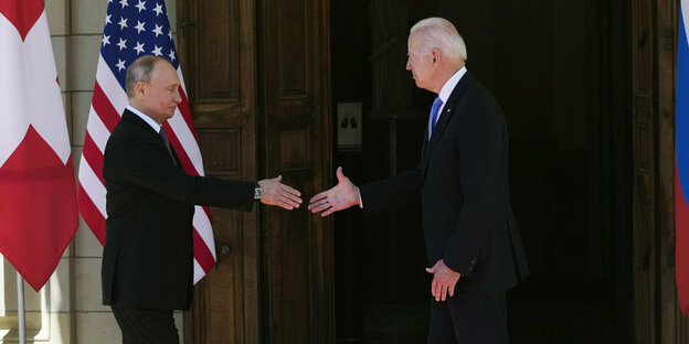 Putin und Biden beim Handshake