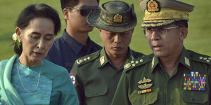 Eine Dame (Aung San Suu Kyi) neben zwei Militärs, von denen einer später den Putsch gegen sie führte.