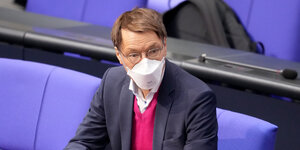 Karl Lauterbach mit FFP2-Maske im Bundestag