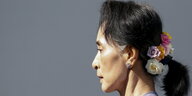Aung San Suu Kyi trägt Blumen im Haar