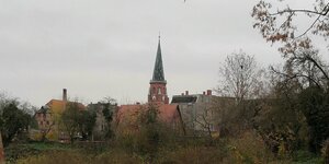 Häuser und der Kirchturm von Dömitz