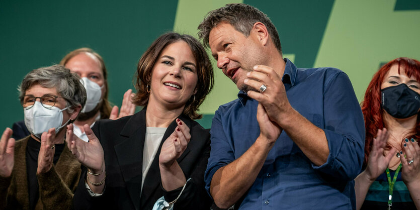 Annalena Baerbock und Robert Habeck klatschen.