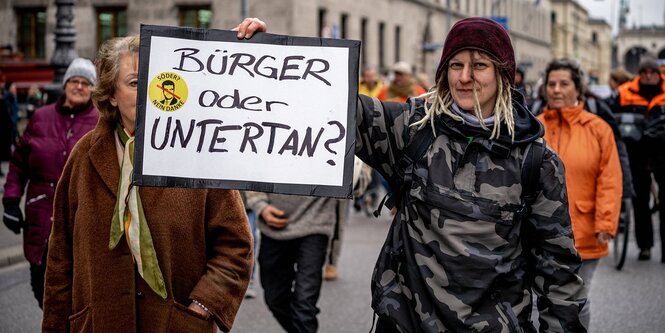 Protest mit Schildern an einer Straße.