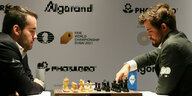 Carlsen und Nepomnjaschtschi vor dem Schachbrett