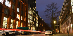 Bürogebäude bei Nacht