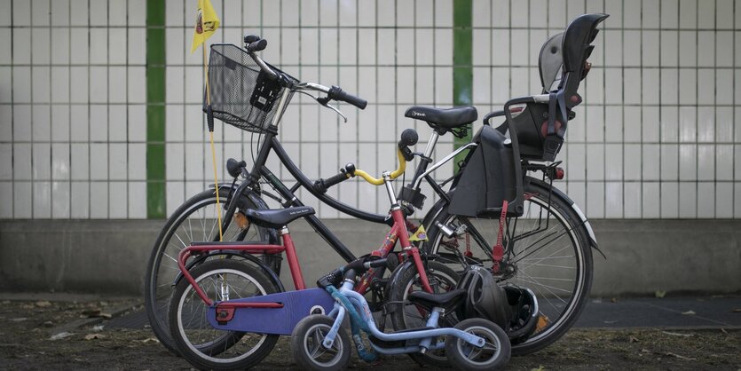 Erwachsenen- und Kinderfahrräder.