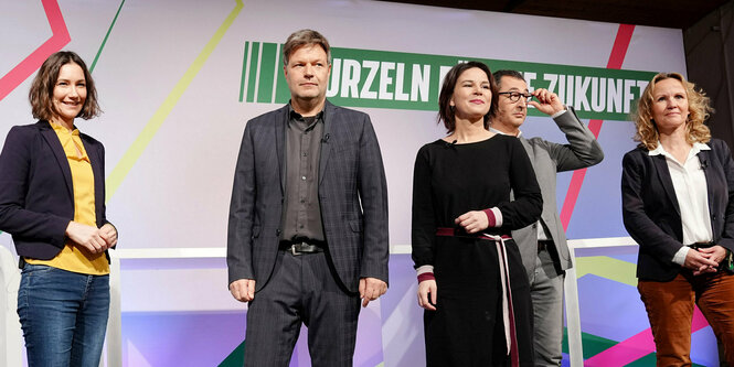 Robert Habeck und Annalena Baerbock mit anderen Politiker*innen bei einer Pressekonferenz.