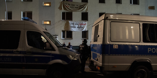Polizeiautos vor dem kurzzeitig besetzten Haus in der Habersaathstraße in Berlin-Mitte