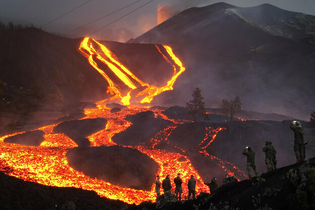 Lava fließt den Vulkan herunter. Im Vordergrund stehen Soldaten.