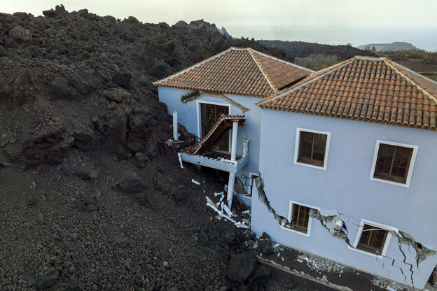 Durch Vulkanlava zerstörtes Wohnhaus.