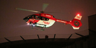 Ein Rettungshubschrauber bei Nacht