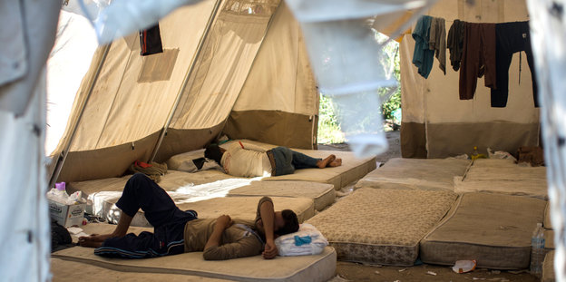 Flüchtlinge in einem Zelt auf der Insel Kos
