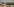 Häuser und ein Schwarz-weißes Banner mit arabischen Schriftzeichen