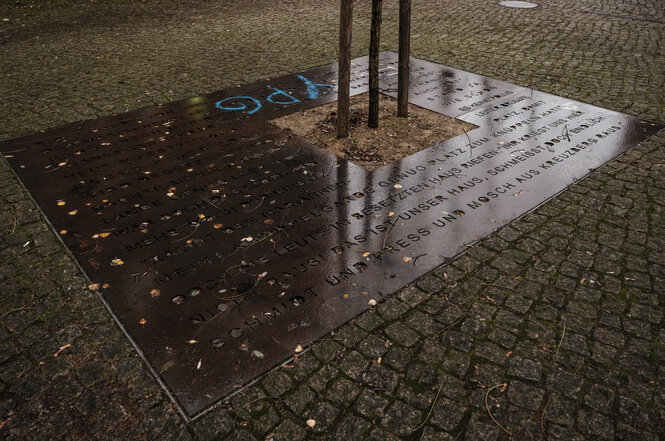 Bodenplatte mit dem Text des Rauch Haus Song der Ton Steine Scherben