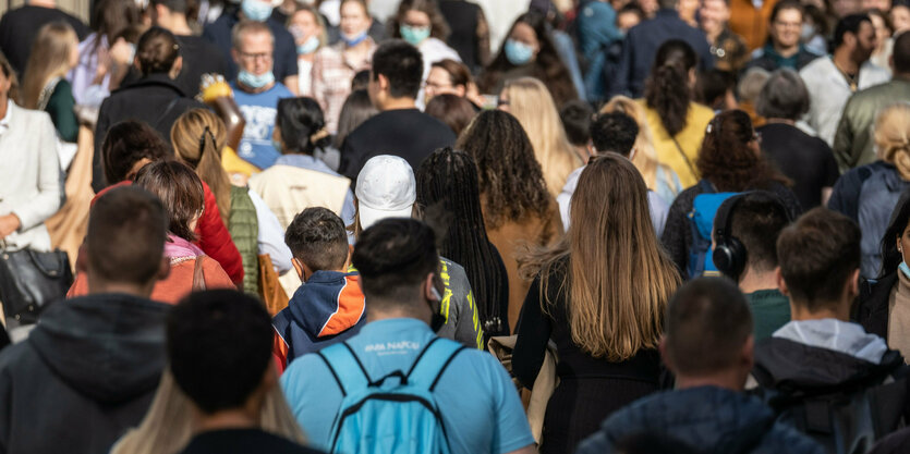 Eine Menschenmenge irgendwo in Deutschland, Einkaufsstraße