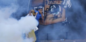 Ein Paar flüchtet vor Tränengas in Istanbul